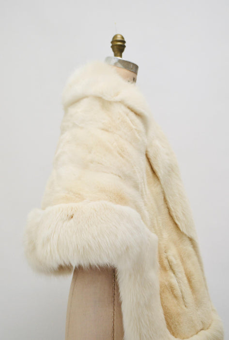 Vintage Cream Fur Cape// Wedding Fur Cape Vintage Fur Stole Fox Fur// Vintage Fur Cape Cream White Fox Fur Stole Cape Winter Wedding Jacket