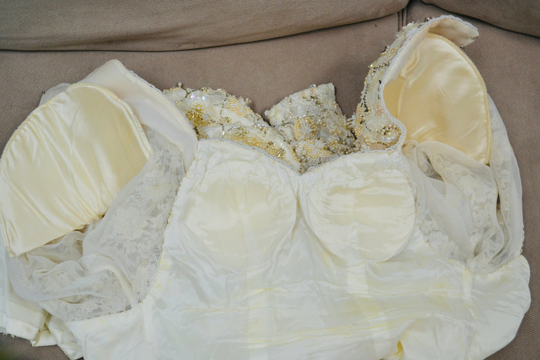 70s 80s Vintage Wedding Dress Cream Lace Long Sleeve Beads Pearls Sequins XS Small// 80s Cream Vintage Lace Wedding Dress Flower Sequins