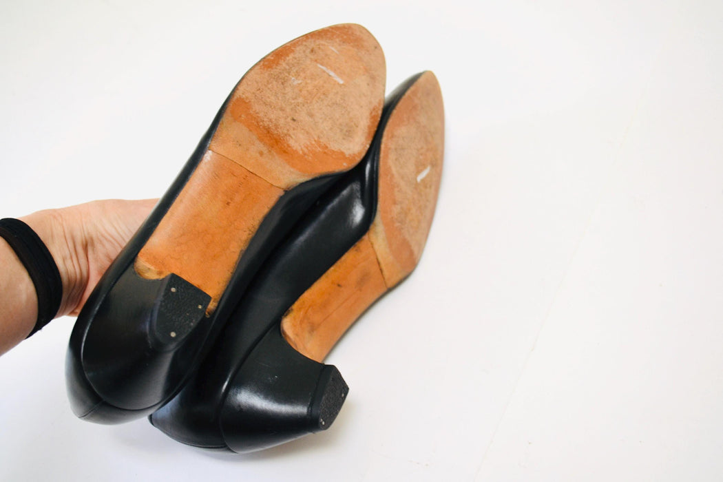 Vintage Salvatore Ferragamo Black Pumps Shoes 9 AAA Black Leather Gold Chain Leather Vintage Low Heel Ferragamos 9 Narrow Made in Italy