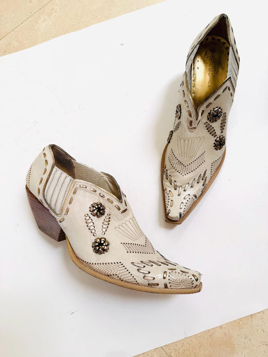 90s 00s Vintage Beige High Heel Cowboy western Shoes Booties Size 10 BCBG Western Wedding Cropped Boots Size 10 Leather Shoes High Heels