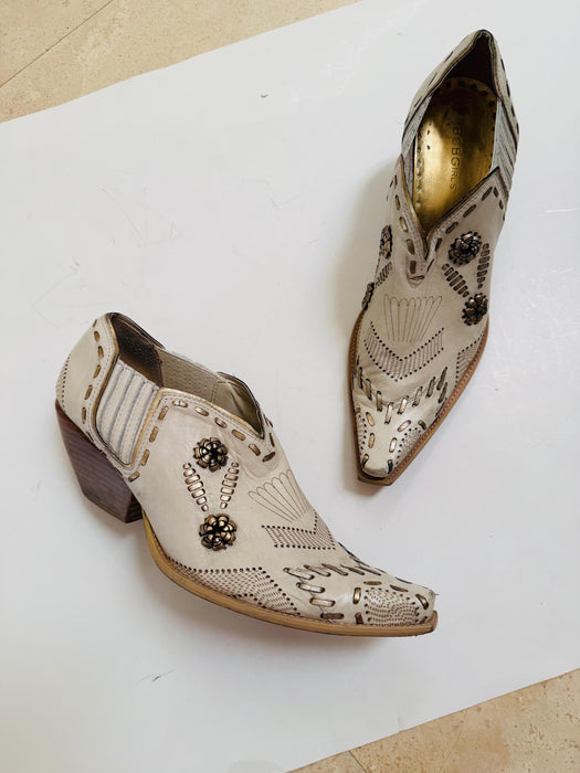 90s 00s Vintage Beige High Heel Cowboy western Shoes Booties Size 10 BCBG Western Wedding Cropped Boots Size 10 Leather Shoes High Heels